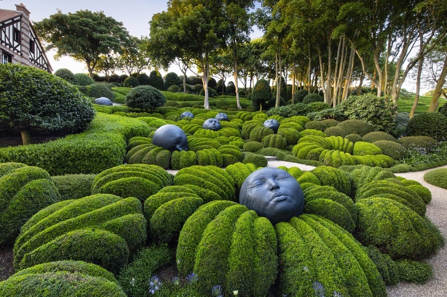 Французский сад и красивые, эстетичные растительные скульптуры