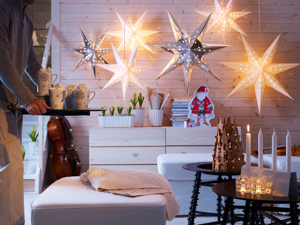 Use lights and lanterns - create a shiny Christmas house decor!