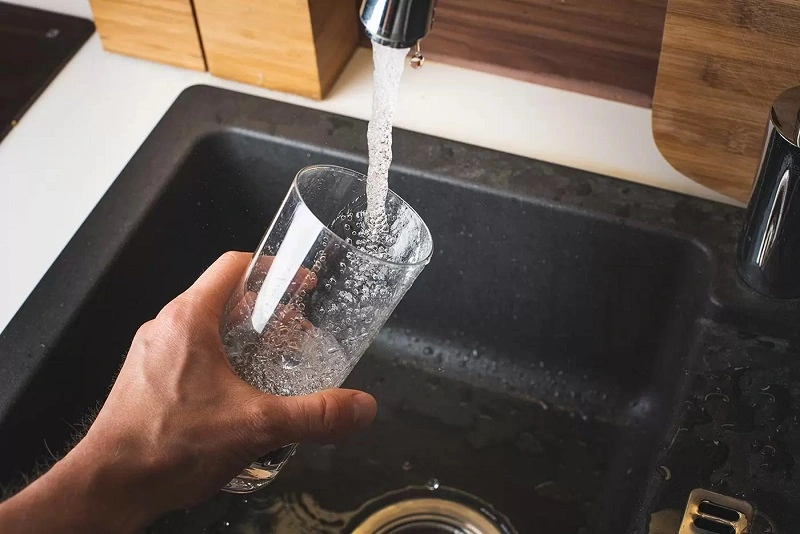 Conservar el agua mediante dispositivos especiales