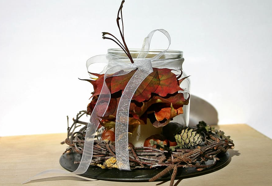 Une jarre ornementale - artisanat d'automne simple