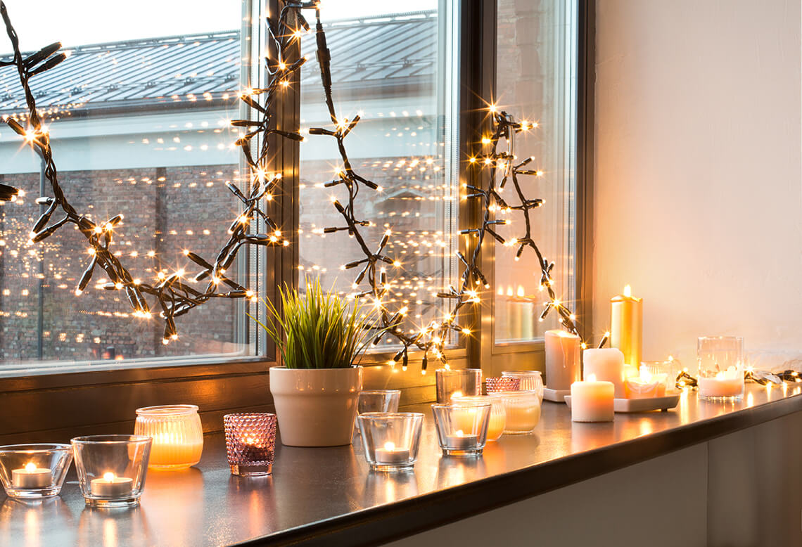 Weihnachtliche Fensterbeleuchtung - glänzender Fensterschmuck für Weihnachten