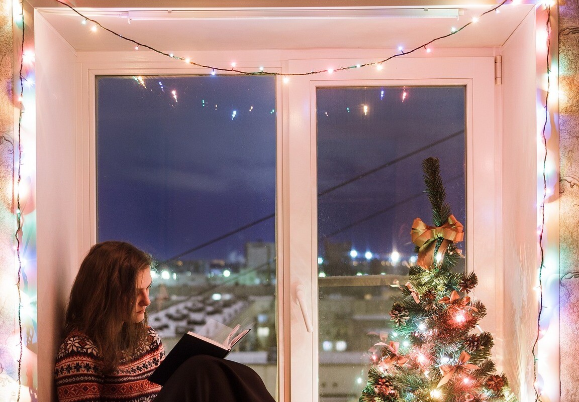 Luces navideñas en las ventanas: ambiente acogedor