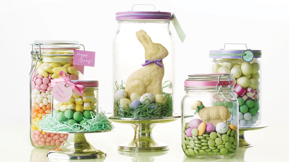 Ideas inusuales para centros de mesa de Pascua: recipientes de vidrio