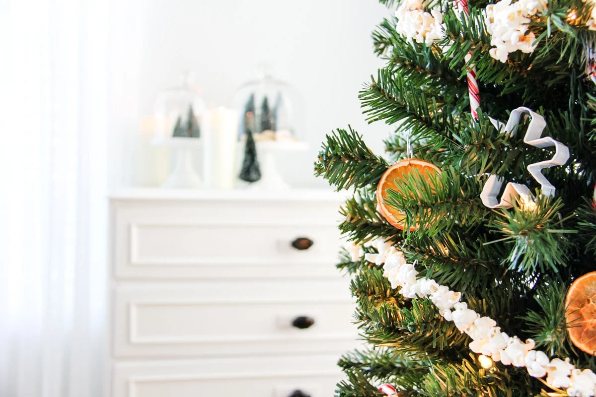 Weißer Weihnachtsbaum und Trockenfrüchte