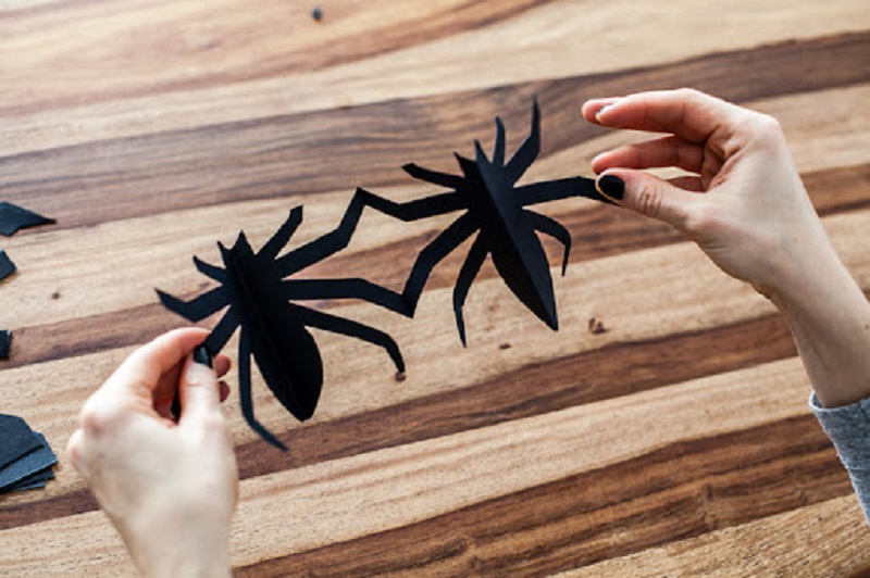 Halloween crafts - paper ghosts and spiders