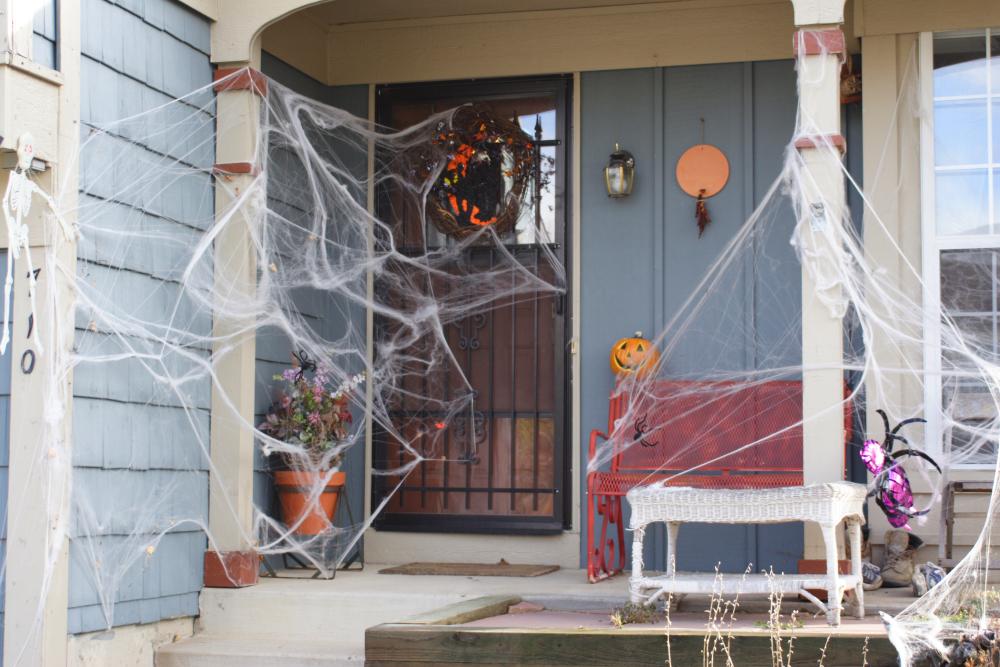 Dekoracje na Halloween - pajęczyna na drzwiach wejściowych