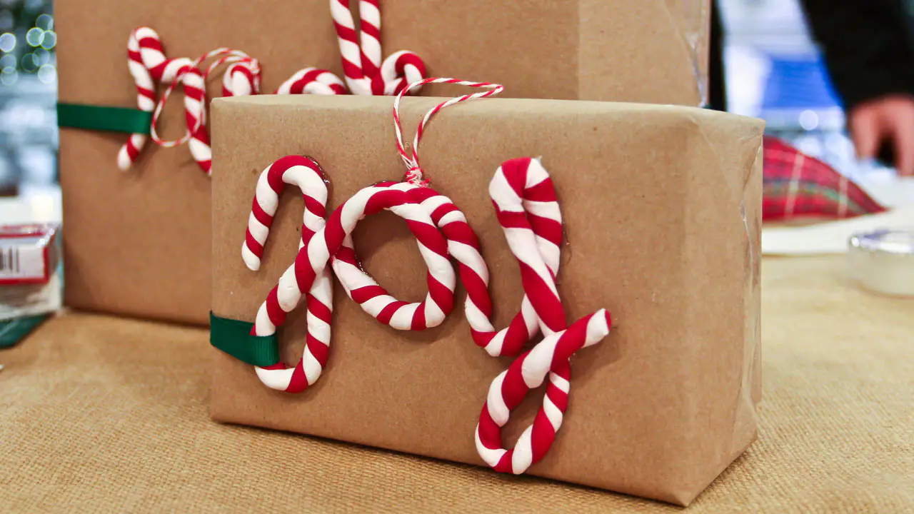 Pakowanie prezentu świątecznego