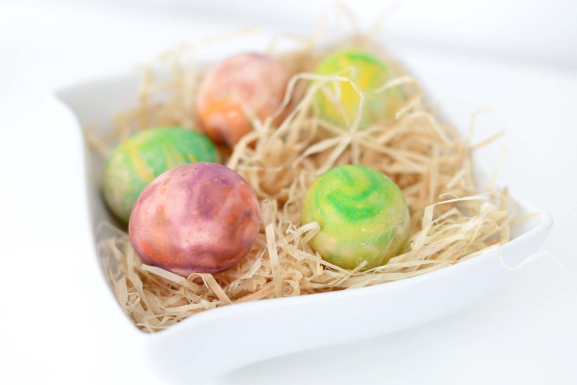 Uova di Pasqua colorate con crema da barba e inchiostro