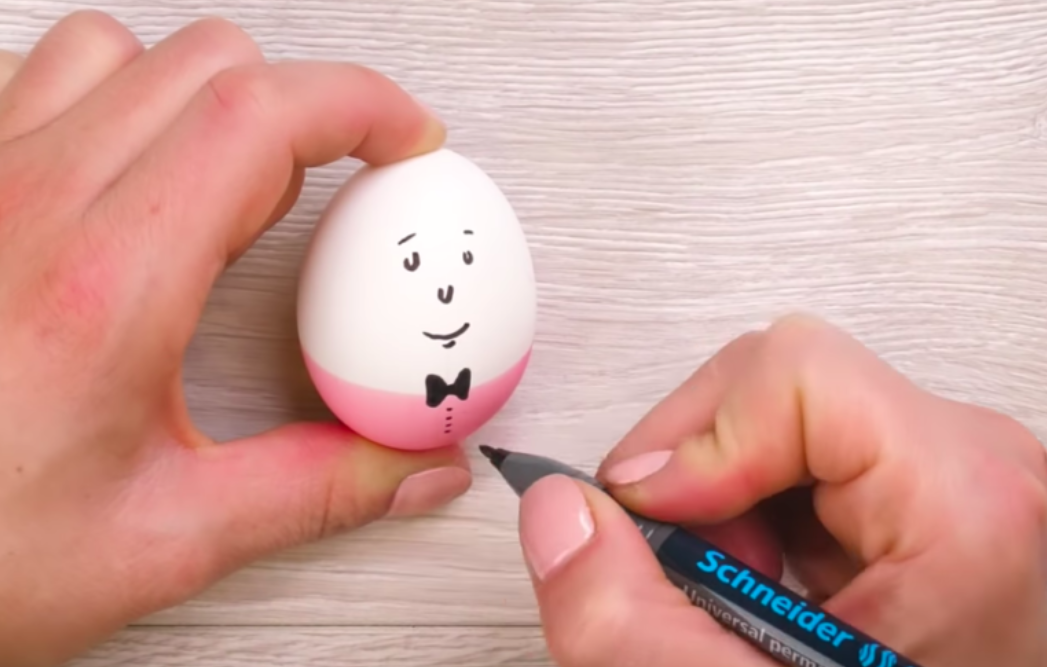 Huevos de Pascua de doble color: caras minimalistas