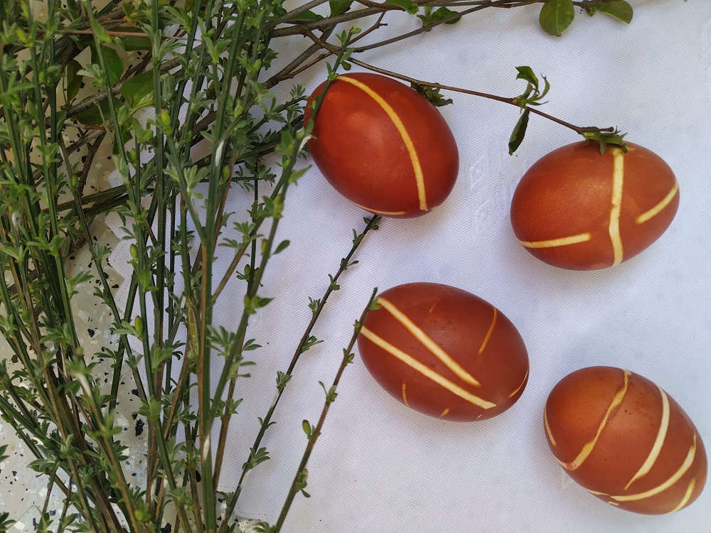 Uova di Pasqua colorate con modelli di elastico