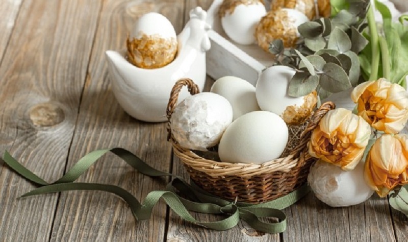 Uova di Pasqua decorate con fiori secchi