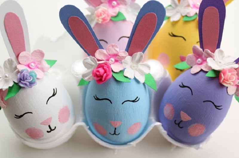 Diseños de huevos de Pascua de colores con animales de Pascua