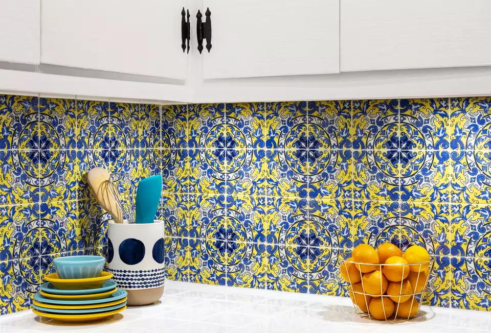 Piastrelle in stile mediterraneo come decorazione delle pareti della cucina