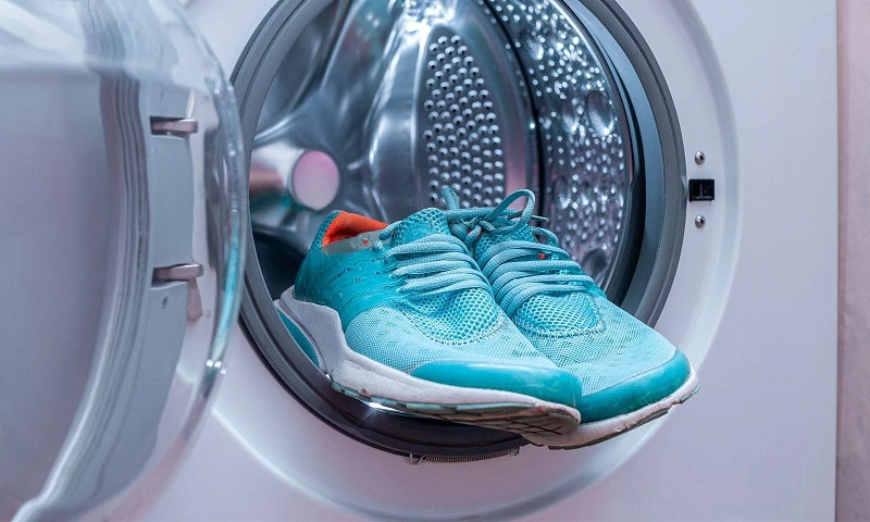 Pranie butów w pralce