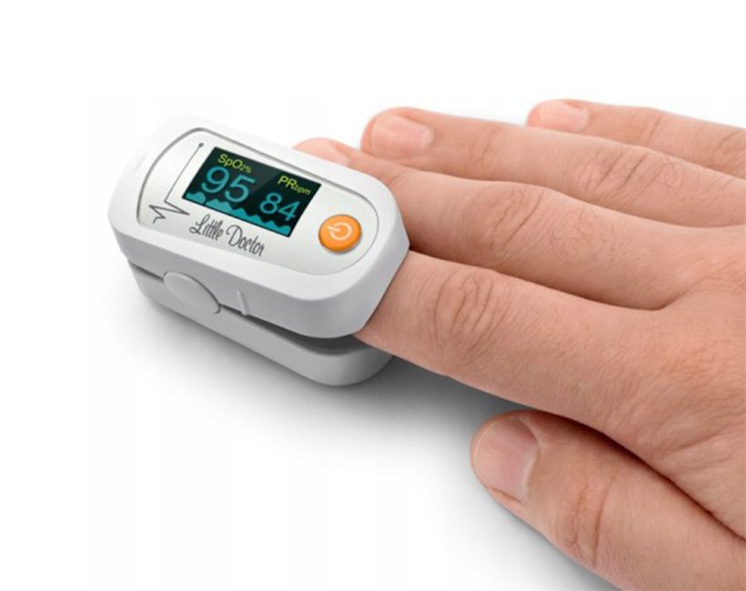 Un pulsossimetro - un regalo per i nonni per il loro controllo della salute