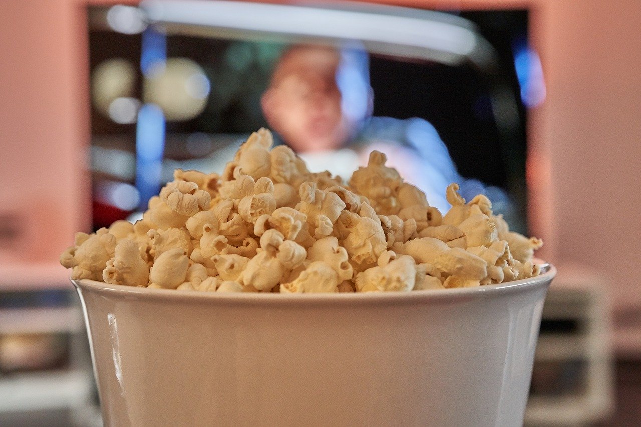 Maszynka do popcornu - prezent na święta dla chłopaka, który uwielbia dobre kino