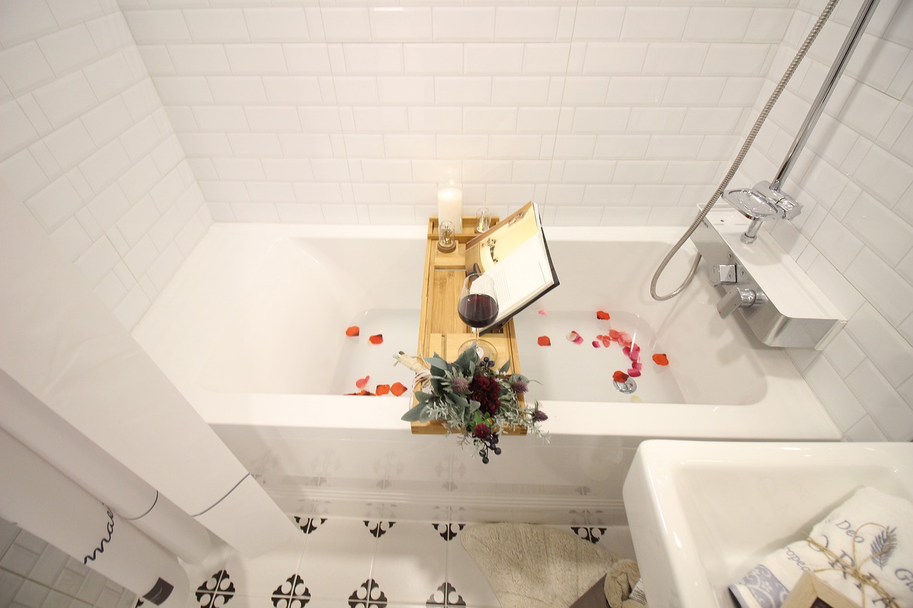 Ein Badewannenregal mit Platz für ein Buch und Wein - ein Weihnachtsgeschenk für Mama, die Entspannung liebt