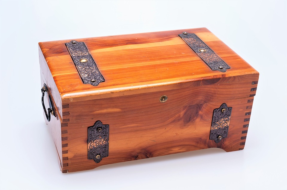 Universal gifts for mom for Christmas - a wooden box for small items