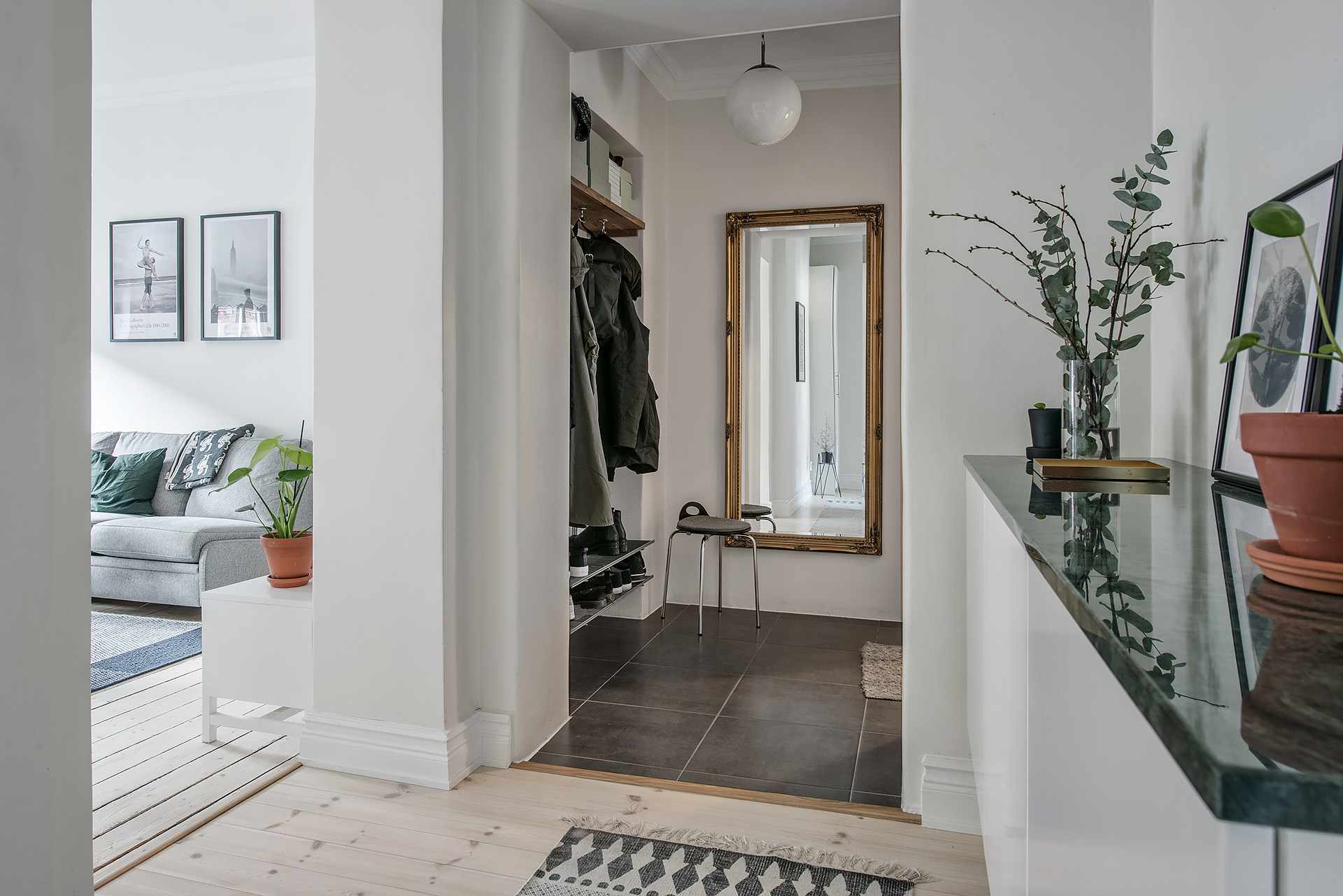 Un couloir d'appartement - choisissez le style nordique minimaliste