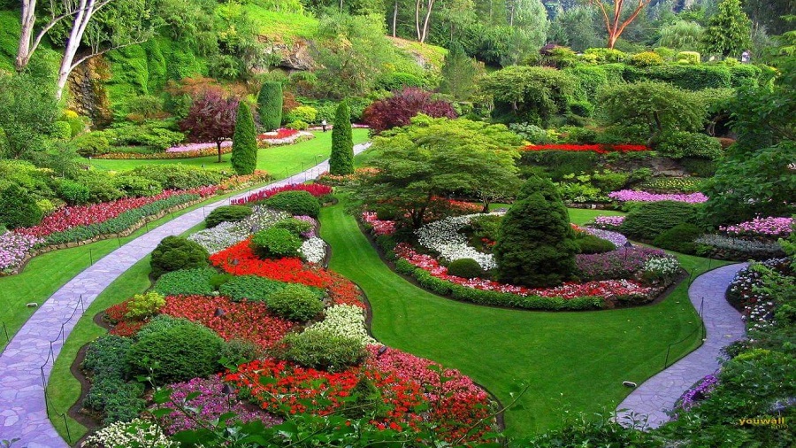 Ein französischer Garten mit prächtigen Blumenbeeten
