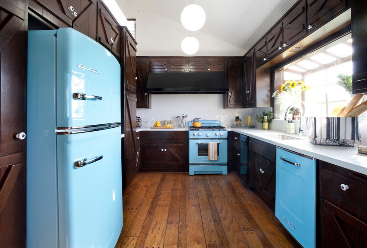 Dunkle Retro-Küche - blaue Geräte