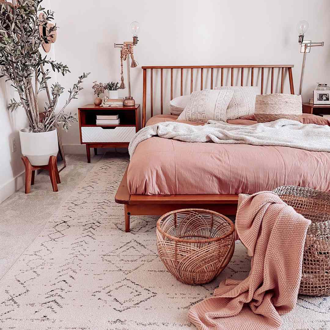 Une chambre à coucher bohème avec des nuances de rose