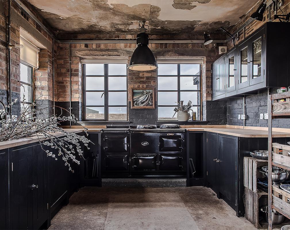 Eine dunkle, rustikale Küche? Das ist möglich!