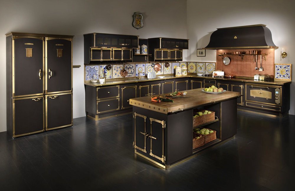 Schwarz-goldene Küche im Landhausstil