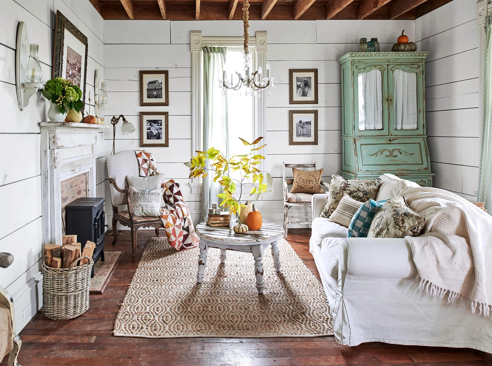 Un soggiorno rustico bianco - crea un rifugio rurale nella tua casa