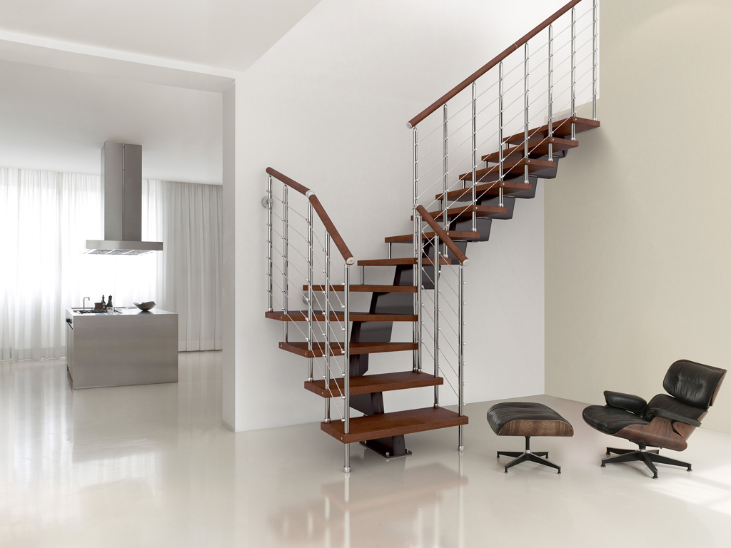 Un salon mansardé - choisir un escalier confortable