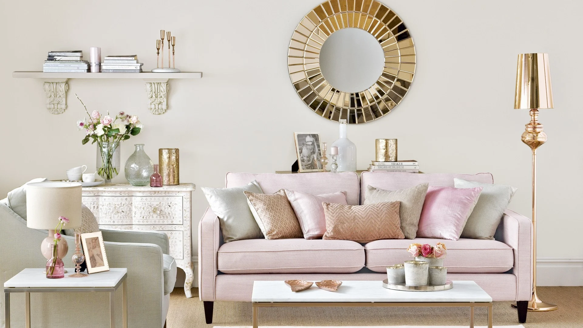 Glamour living room decor with gold