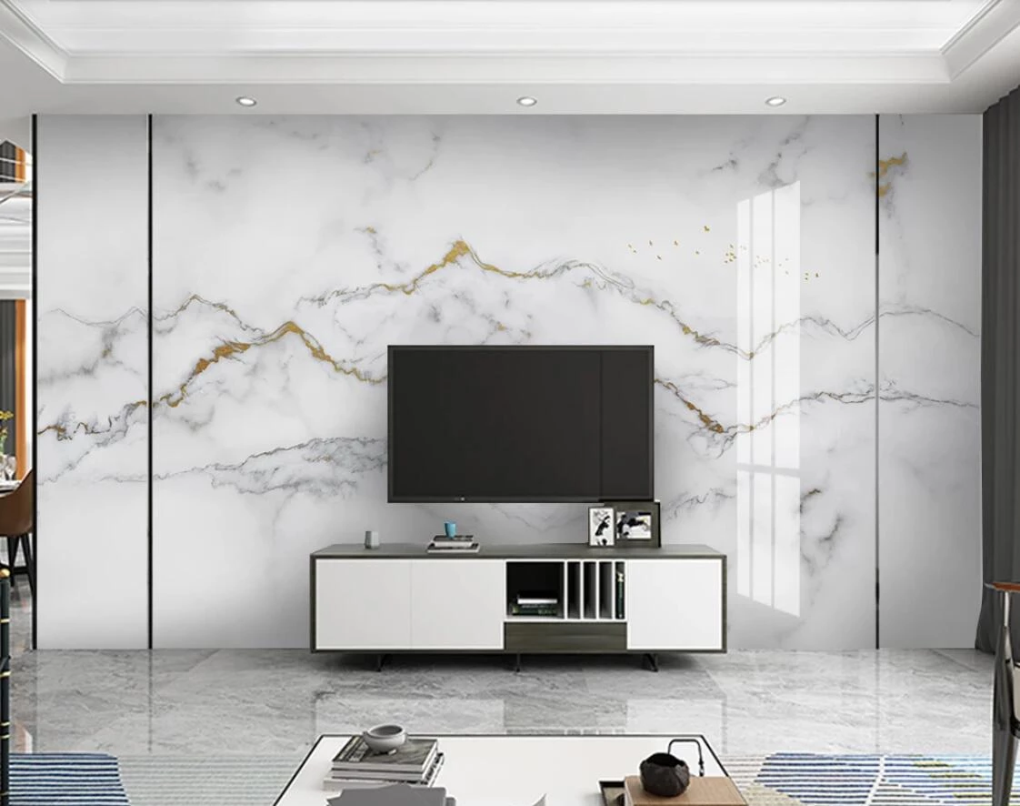 Una parete TV con sfondo in marmo