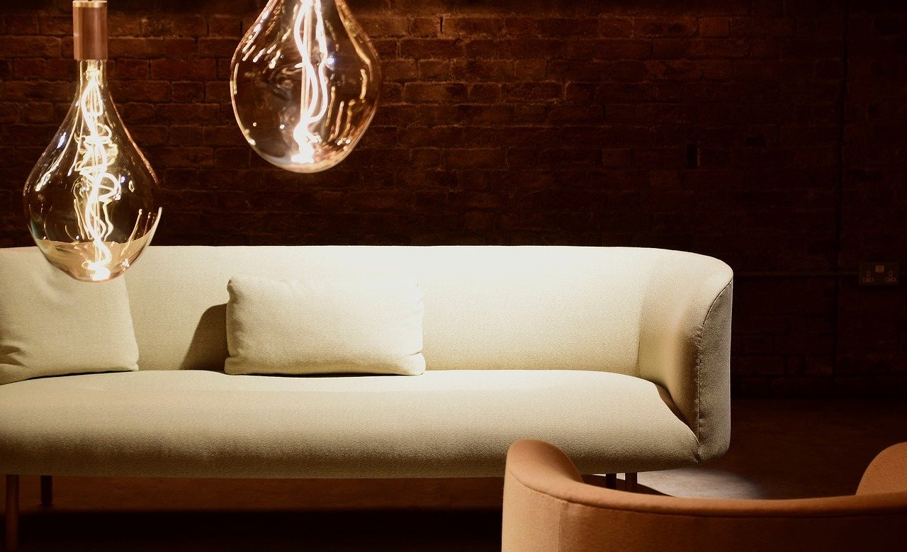 Un diseño de pared de ladrillo en una sala de estar estilo loft