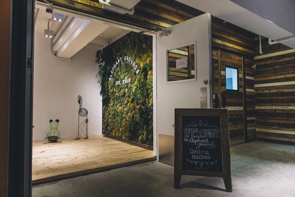 Un letrero - decoración de pared de musgo para una cafetería o un restaurante