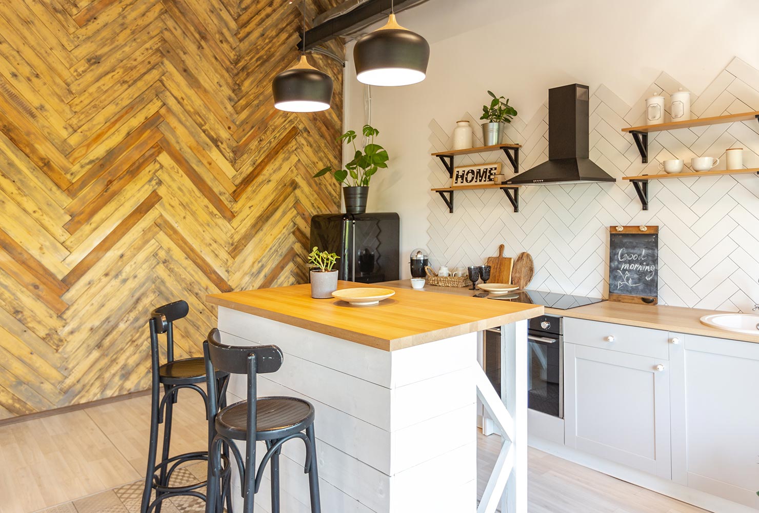 Il legno come decorazione delle pareti della cucina? Un'idea originale!