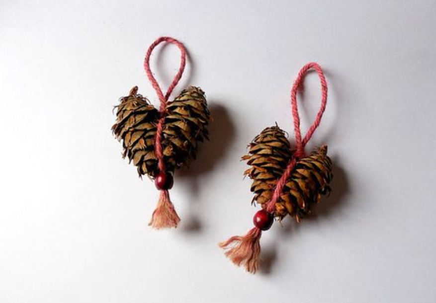 Pinecone hearts - pinecone crafts looking like a pendant