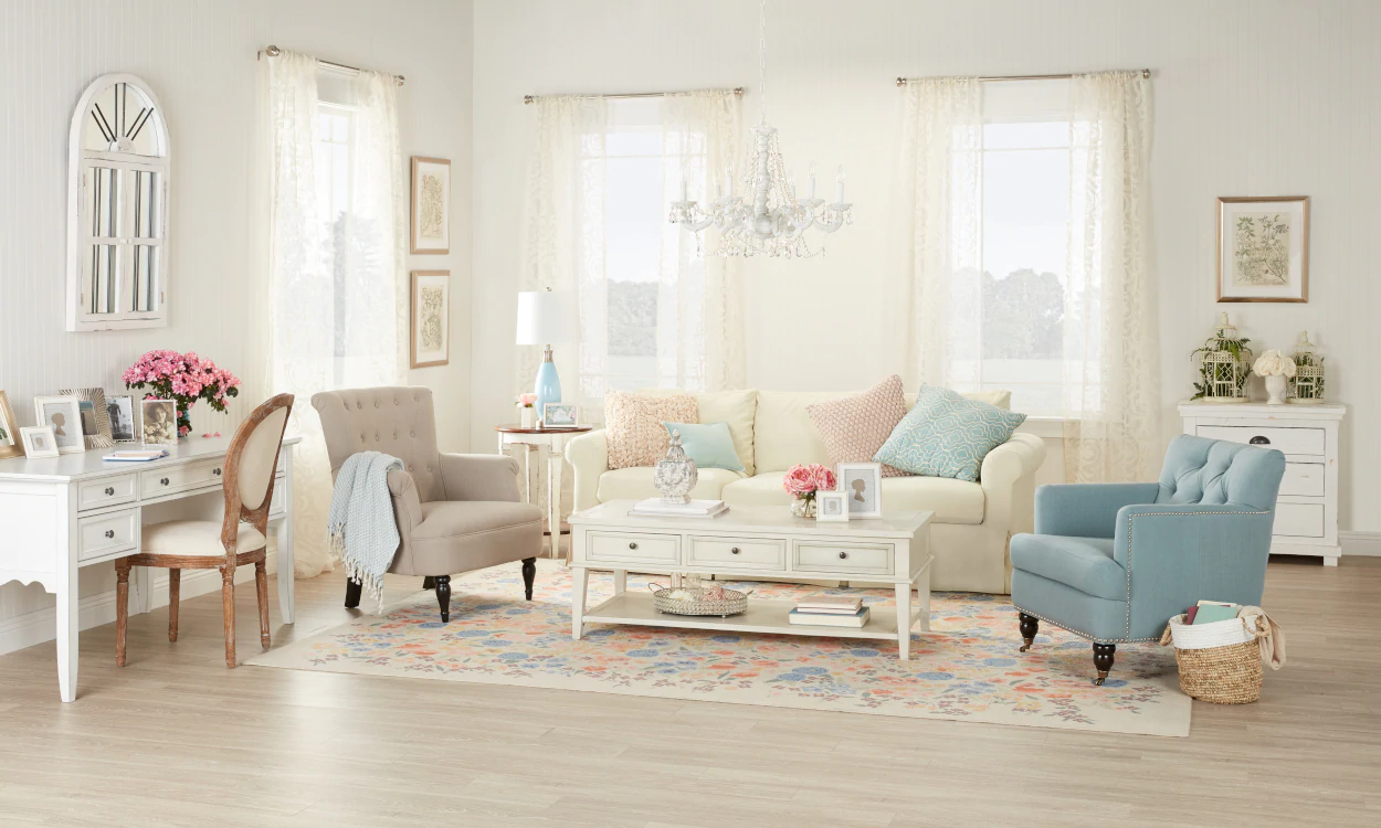 What are the characteristics of shabby chic decor?