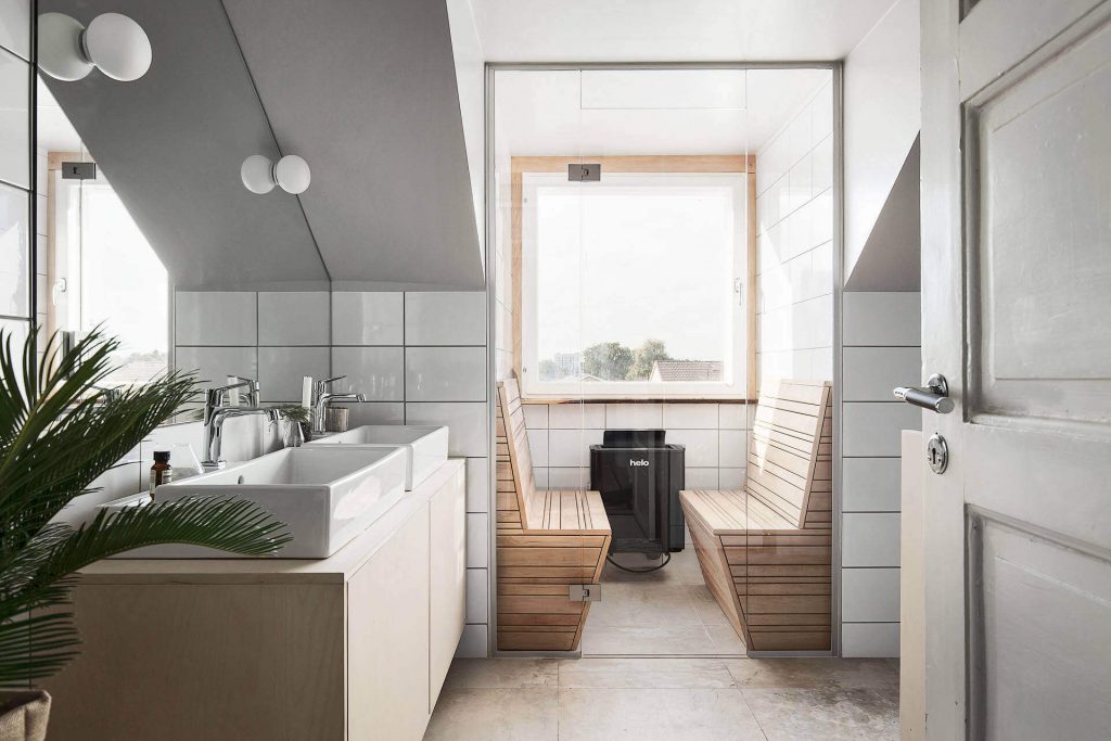 Kleines Scandi Badezimmer weiß und Holz