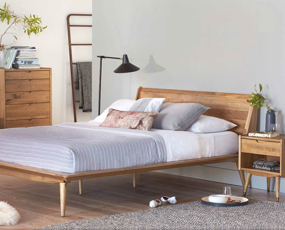 Łóżko i meble drewniane - sypialnia skandynawska