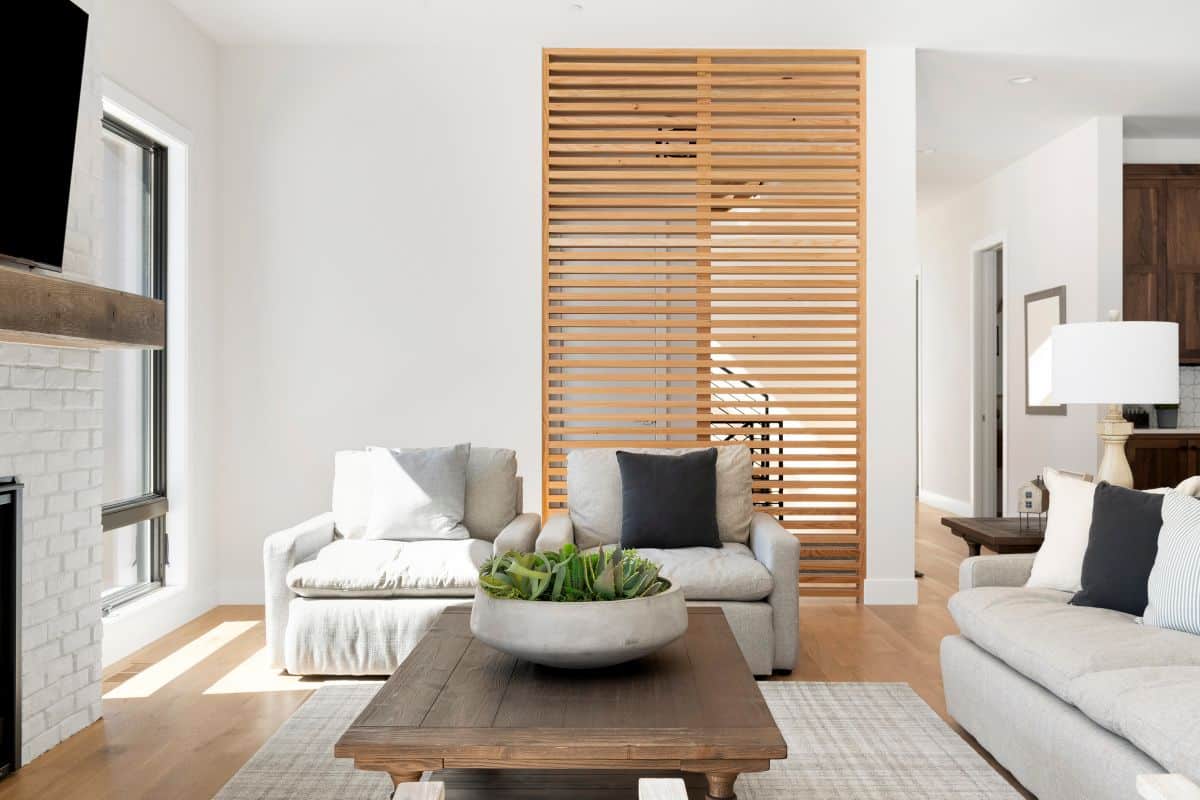 Skandinavisch inspiriertes Wohnzimmer mit einer Holzwand