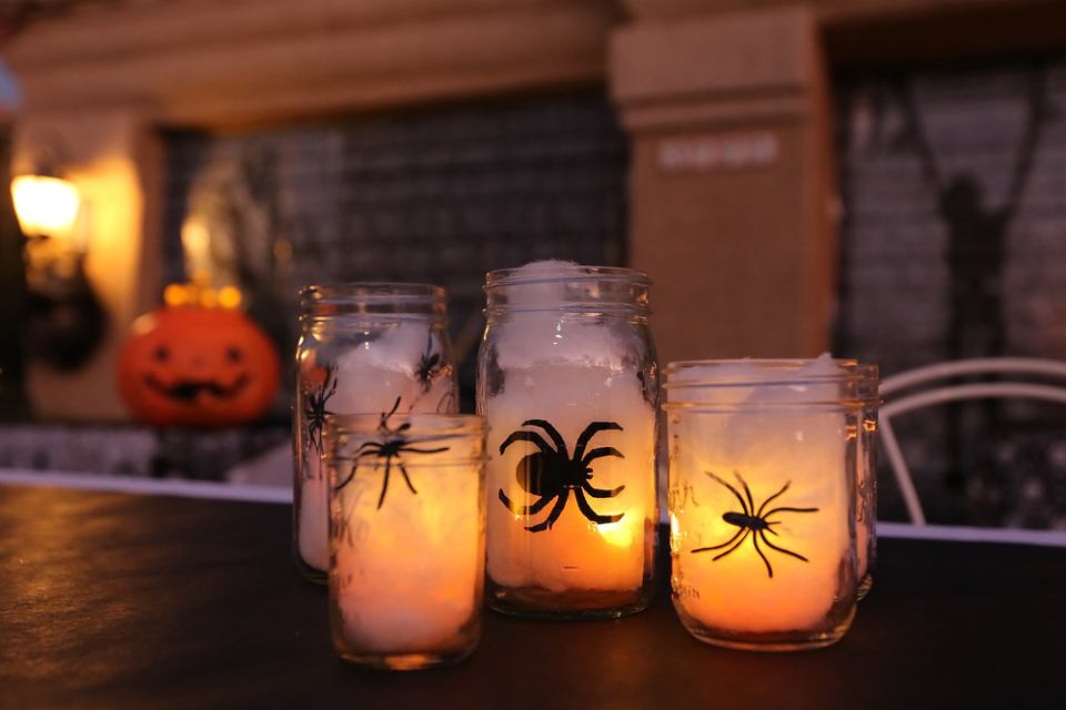 Słoiki z pająkami - dekoracje na Halloween