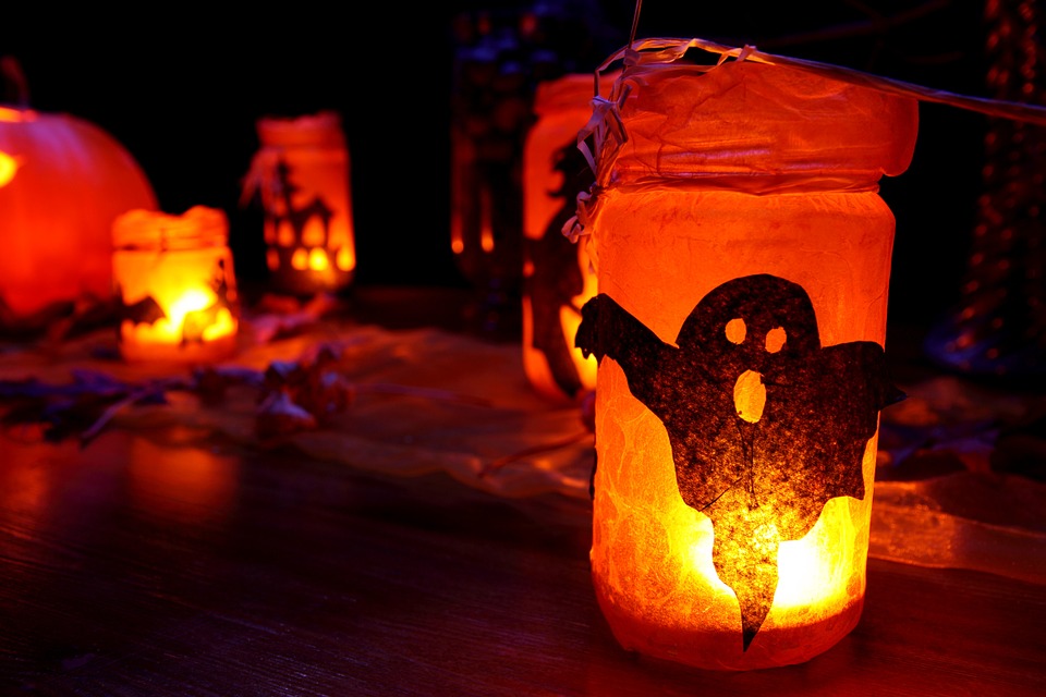 Tarros con un fantasma - Decoración creativa de Halloween