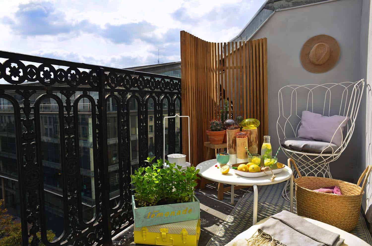 Geschlossener Balkon mit Strohwänden - eine feine und ästhetische Lösung