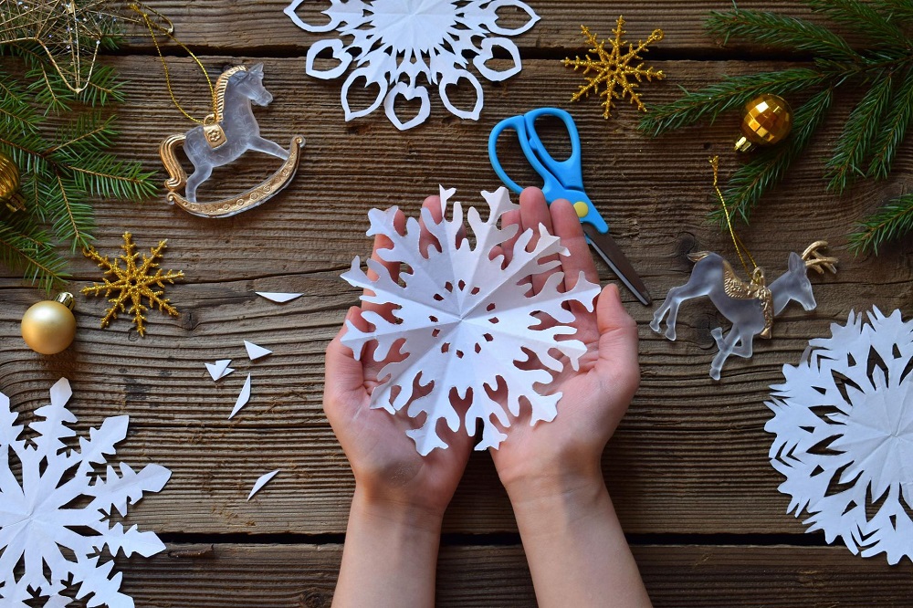Paper stars - the simplest Christmas window decor