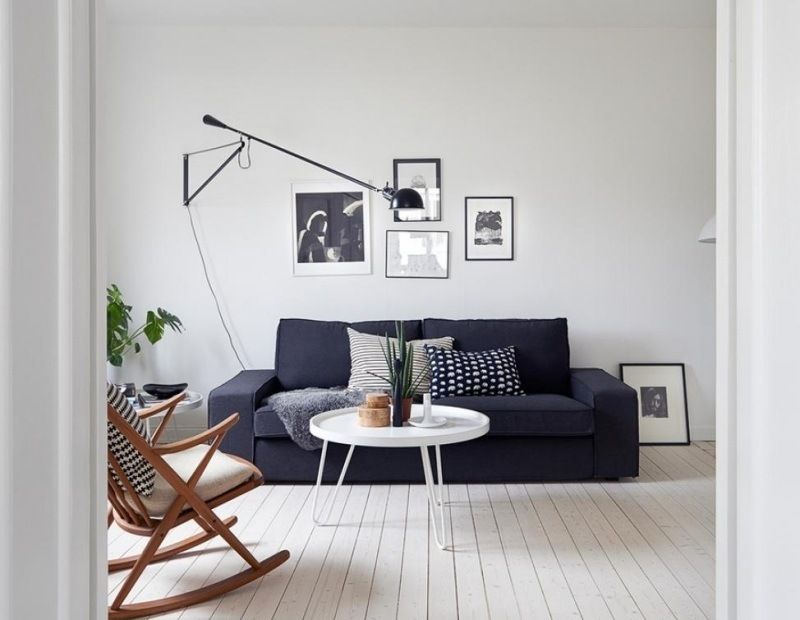 Sofa w kolorze antracyt - salon w stylu skandynawskim