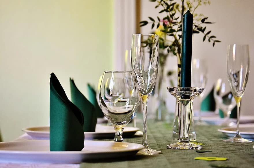 Zielony, minimalistyczny stół wigilijny