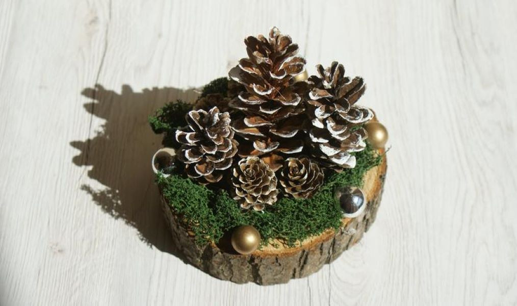 A centerpiece from woods - fragrant pinecone crafts