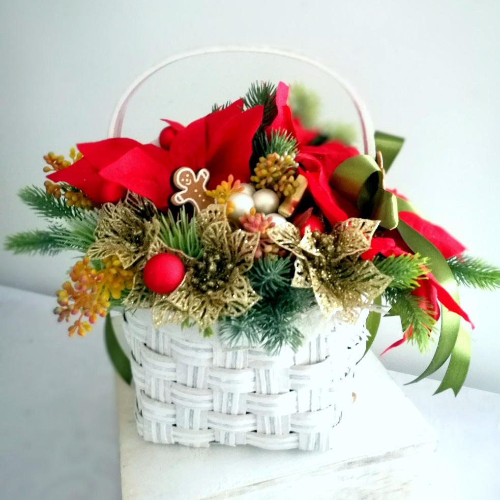 A Christmas centerpiece in a basket - beautiful and original