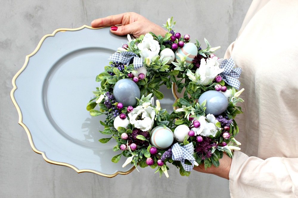 Decorations with Easter eggs - a traditional Easter centerpiece