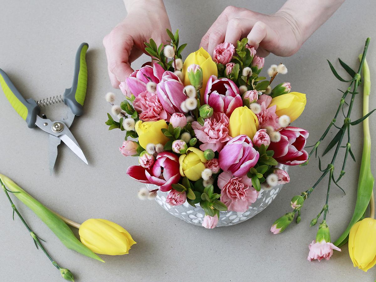 Un centre de table de Pâques fait de fleurs vivantes
